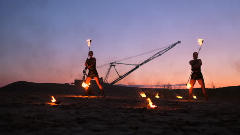 Feuershow.-Eine-Gruppe-Professioneller-Künstler-Führt-Verschiedene-Feuershows-Vor.-Jungen-Und-Mädchen-Führten-Nachts-Auf-Der-Straße-Im-Park-Tänze-Mit-Feuer-Auf.